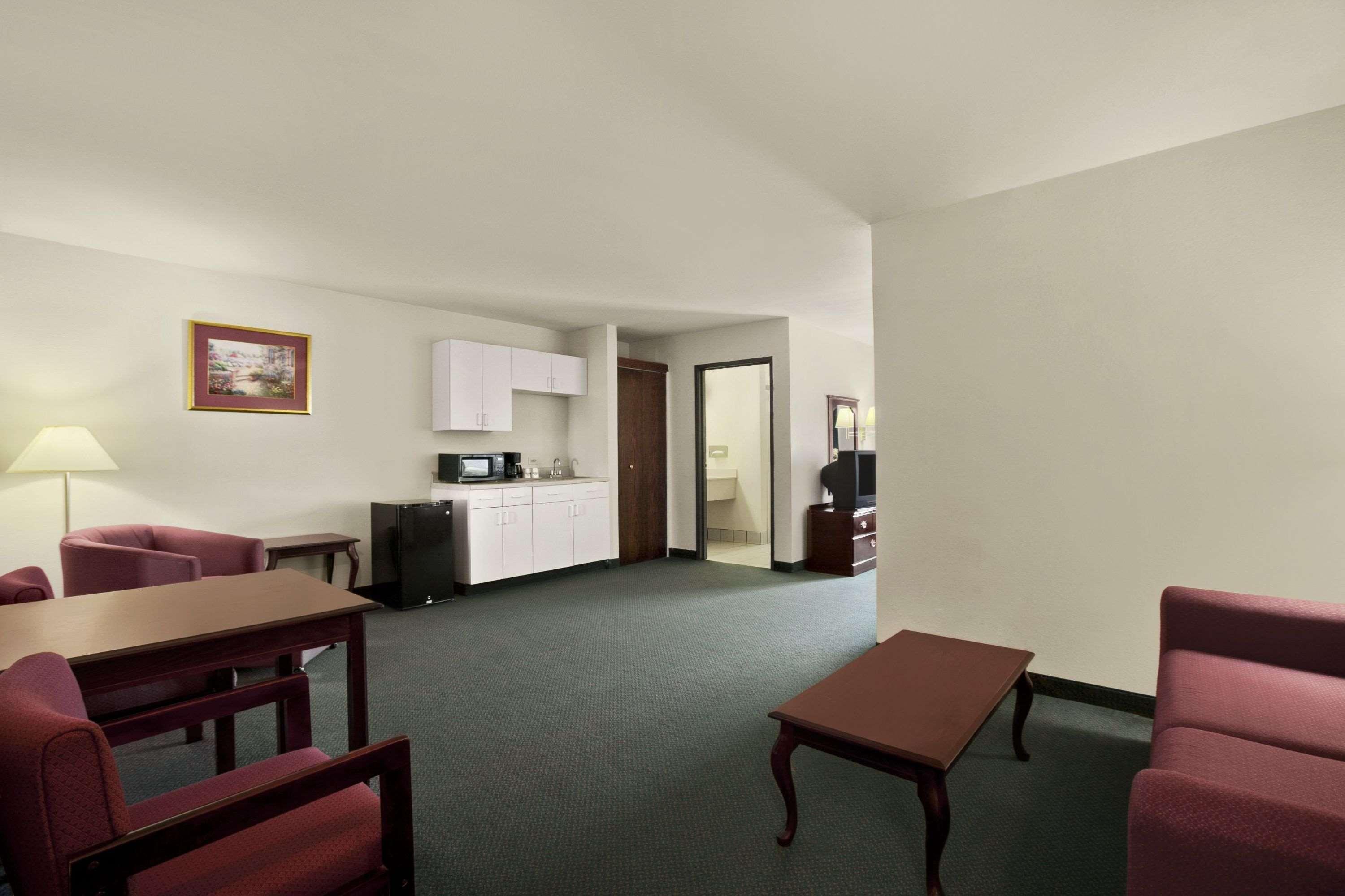 Days Inn & Suites By Wyndham Romeoville Bagian luar foto