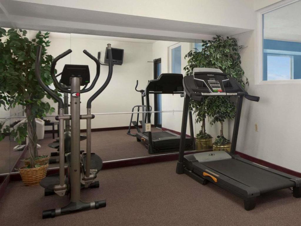 Days Inn & Suites By Wyndham Romeoville Bagian luar foto